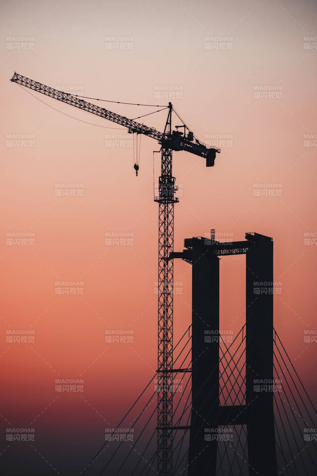 夕阳下的重庆大桥建设剪影图片