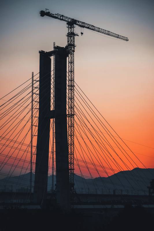 夕阳下的重庆大桥建设图片
