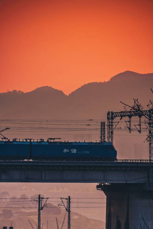 橙霞映铁龙图片