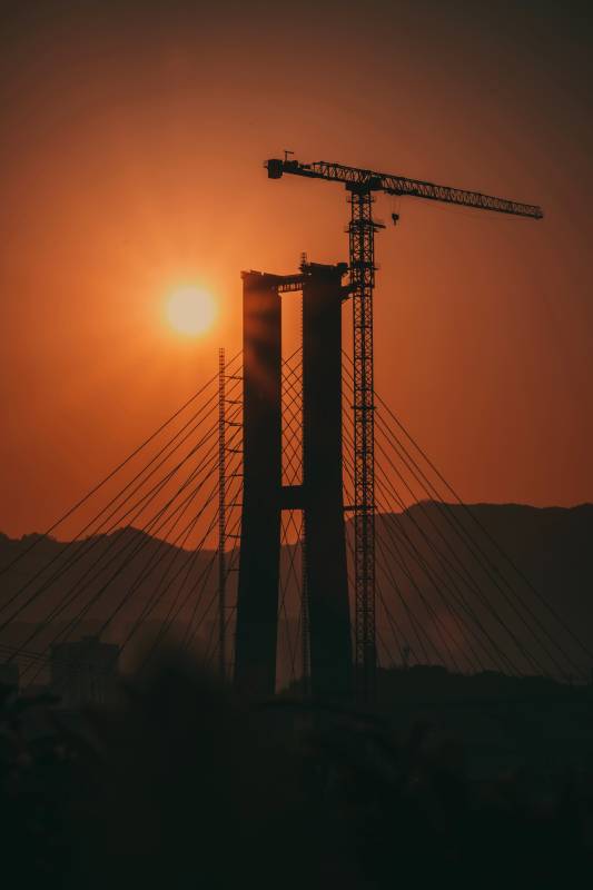 夕阳下的重庆大桥建设图片