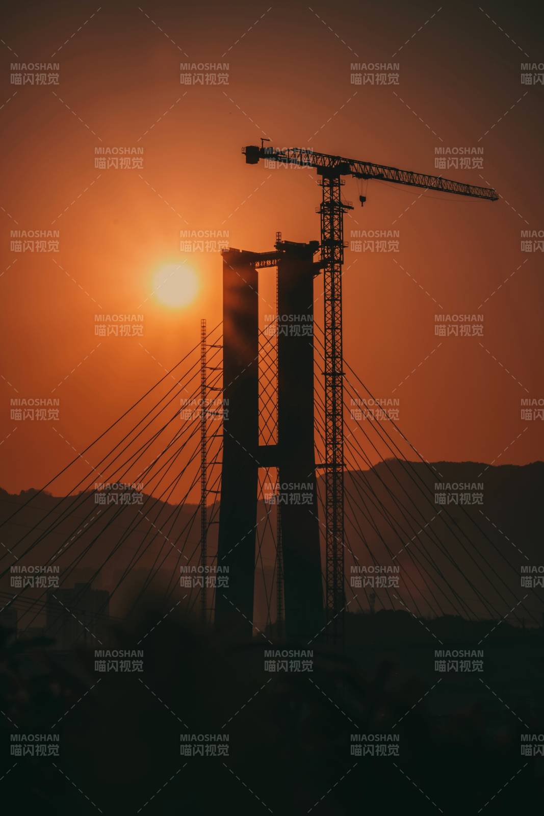 夕阳下的重庆大桥建设图片