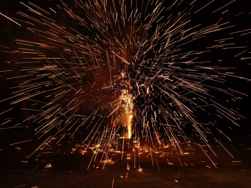 篝火飞溅夜景图片