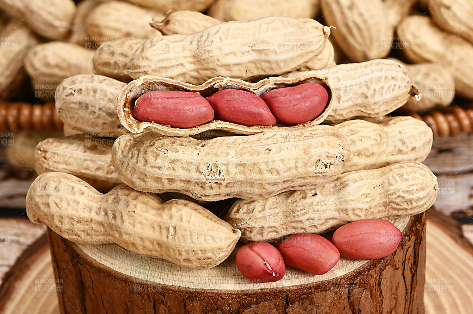 花生堆叠特写图片