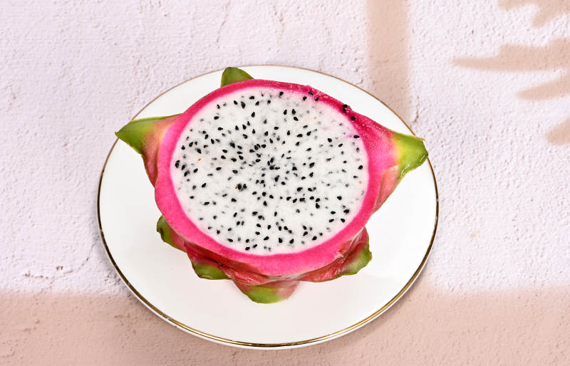 口感香甜爽口多汁的热带水果火龙果特写图片