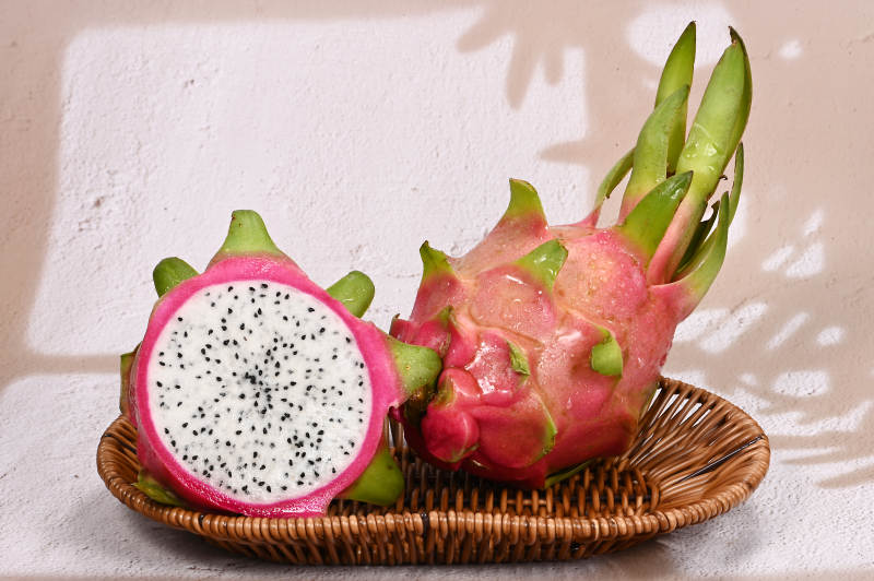 口感香甜爽口多汁的热带水果火龙果特写图片