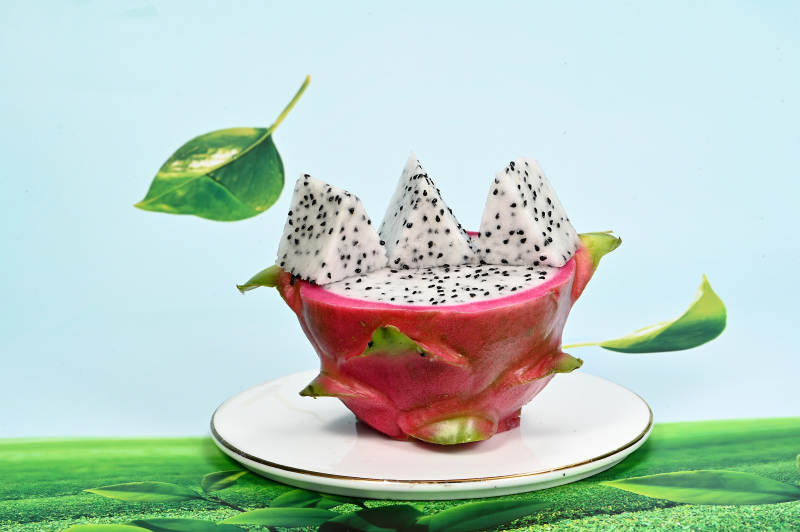 口感香甜爽口多汁的热带水果火龙果特写图片