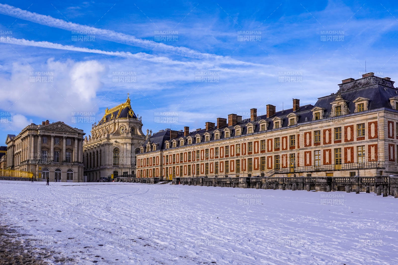 法国巴黎雪后晴天的凡尔赛宫门口图片