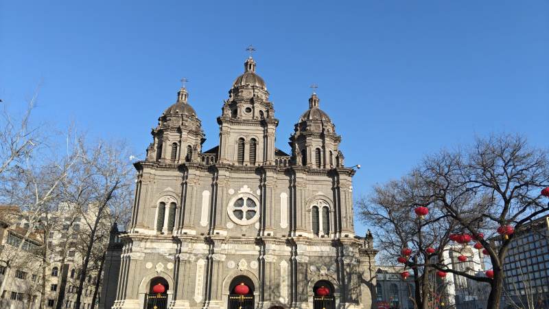 宏伟教堂蓝天映衬图片