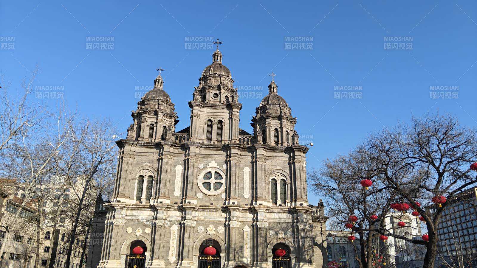 宏伟教堂蓝天映衬图片