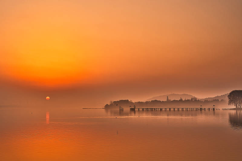武汉东湖晨雾湖光日出图片