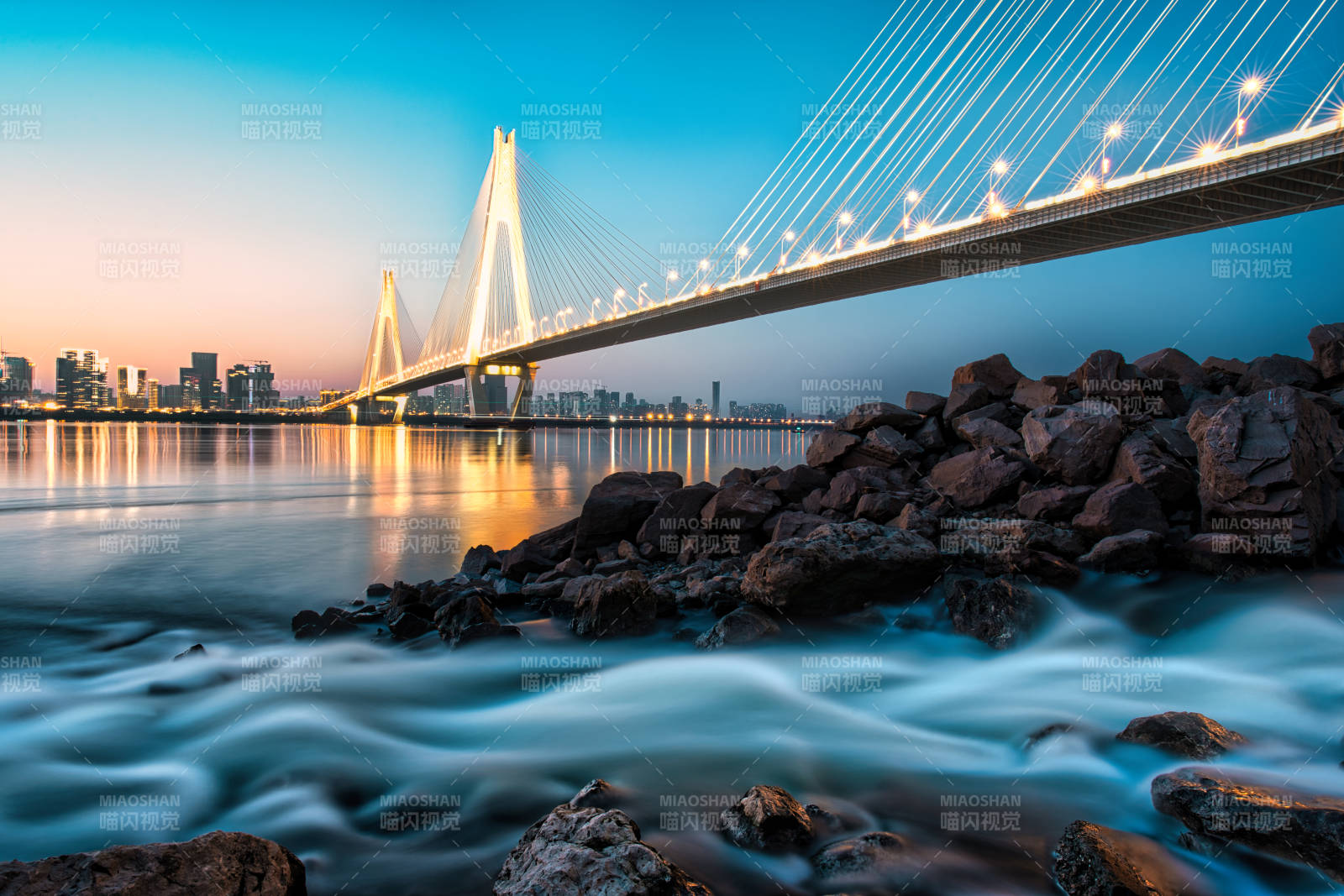 武汉二七长江大桥夜幕下的大桥美景图片