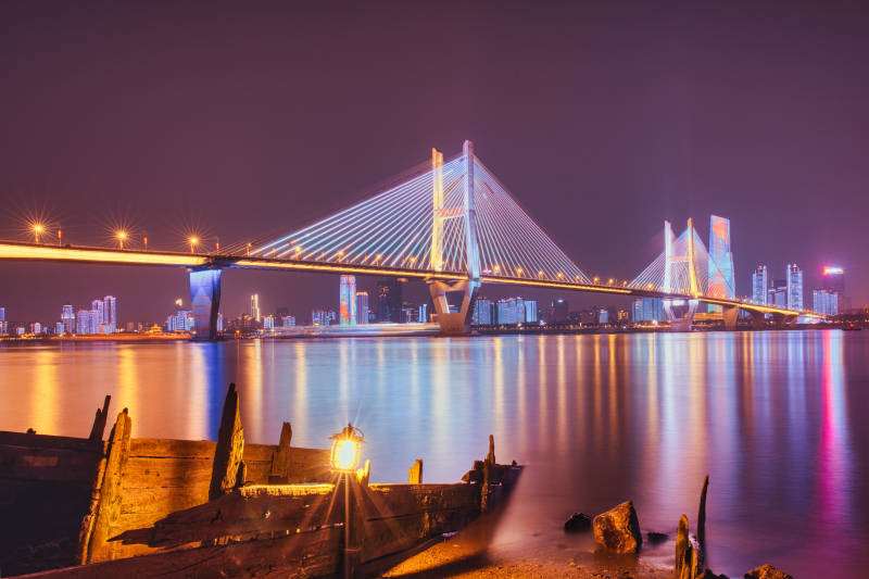 武汉二七长江大桥夜桥映水光影图片