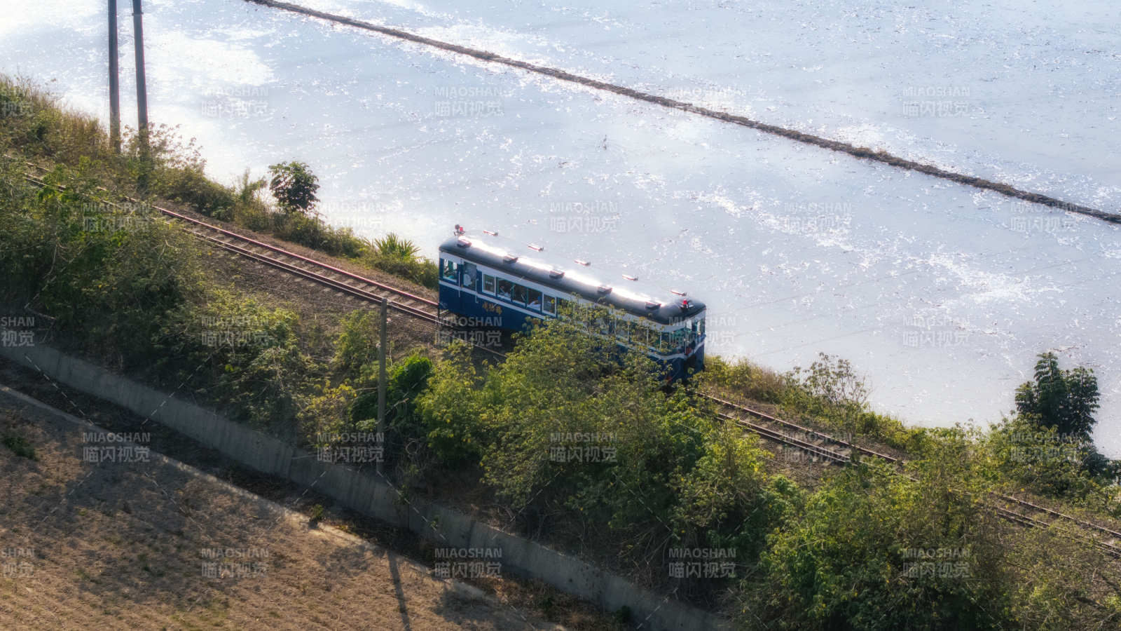 湖畔电车行驶中图片