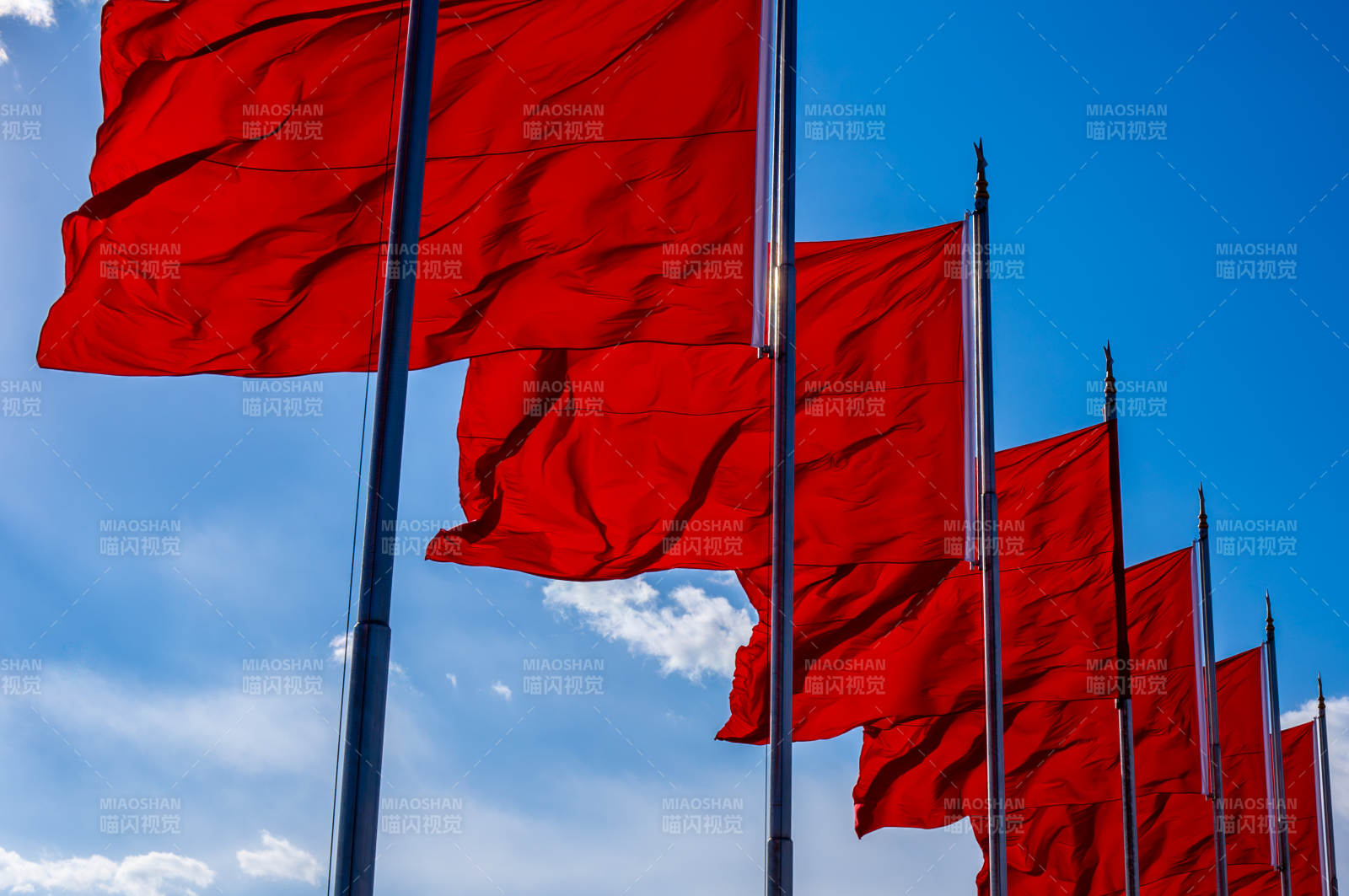 红旗飘扬蓝天图片