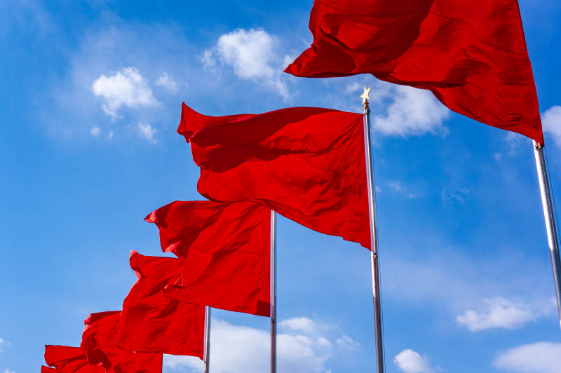 红旗迎风飘扬图片
