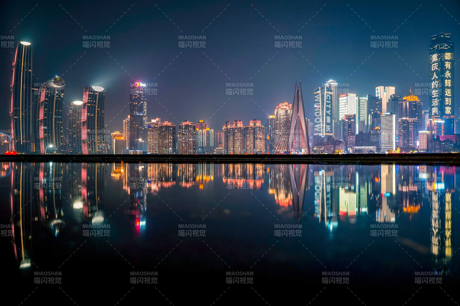 重庆夜幕下的城市倒影图片