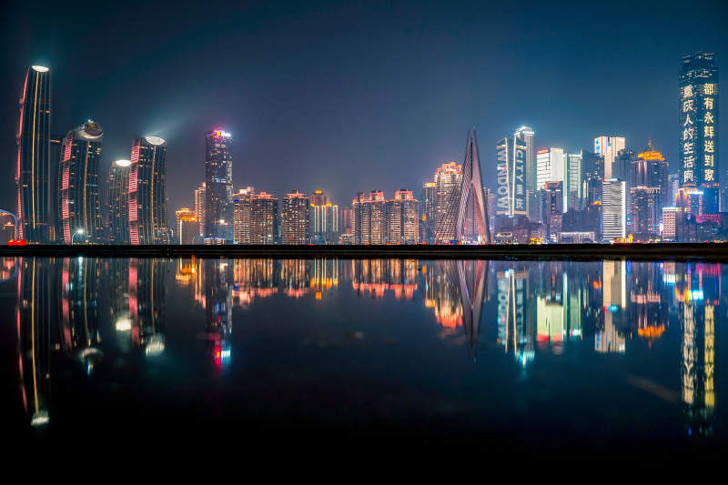 重庆夜幕下的城市倒影图片