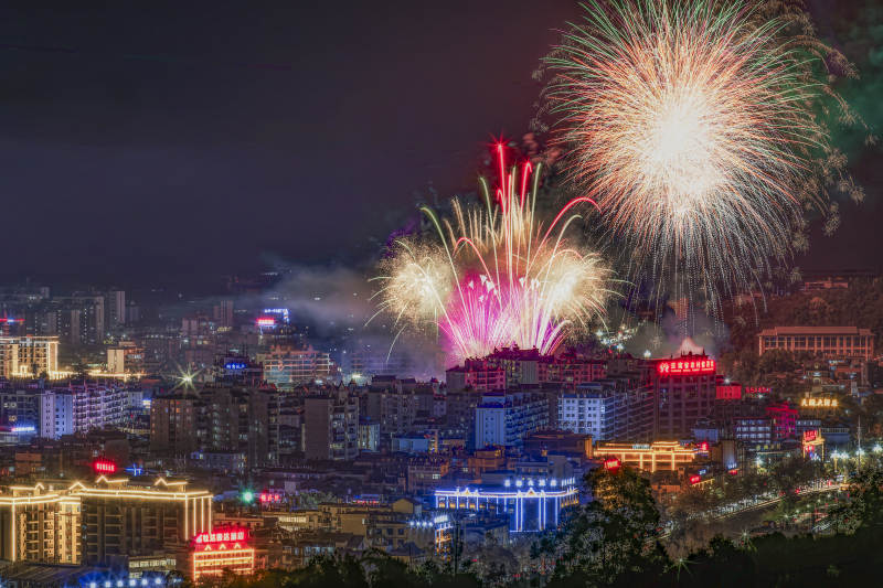 新年夜景烟花绽放图片