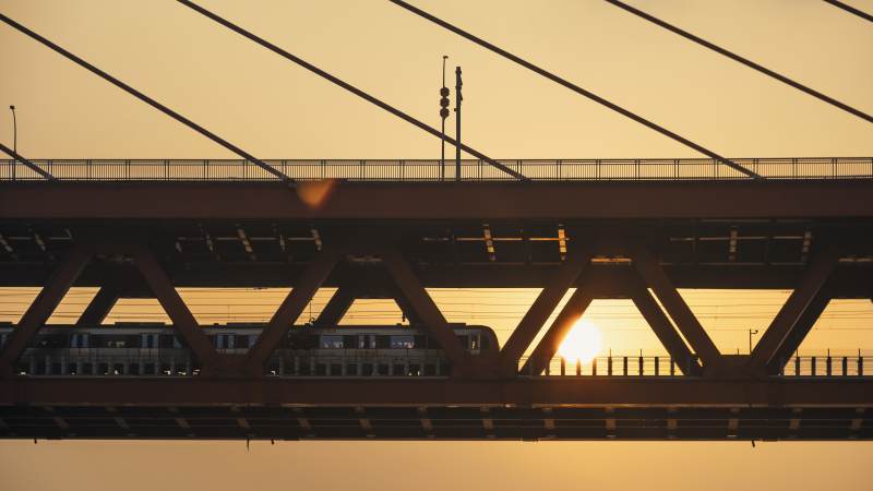 地铁驶过夕阳图片