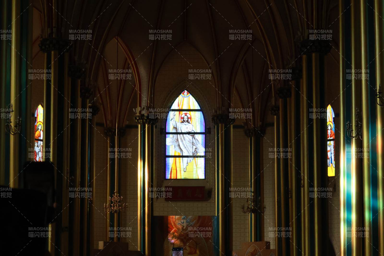 教堂彩窗耶稣光影图片