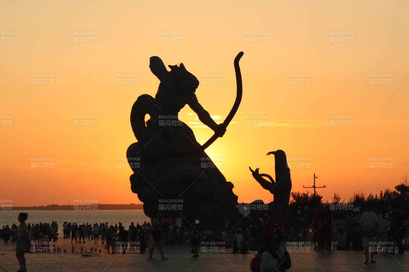 岳阳夕阳下的雕塑剪影图片