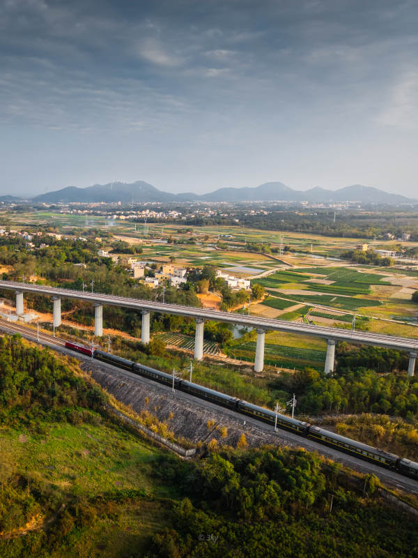 高铁穿行乡村田园间图片