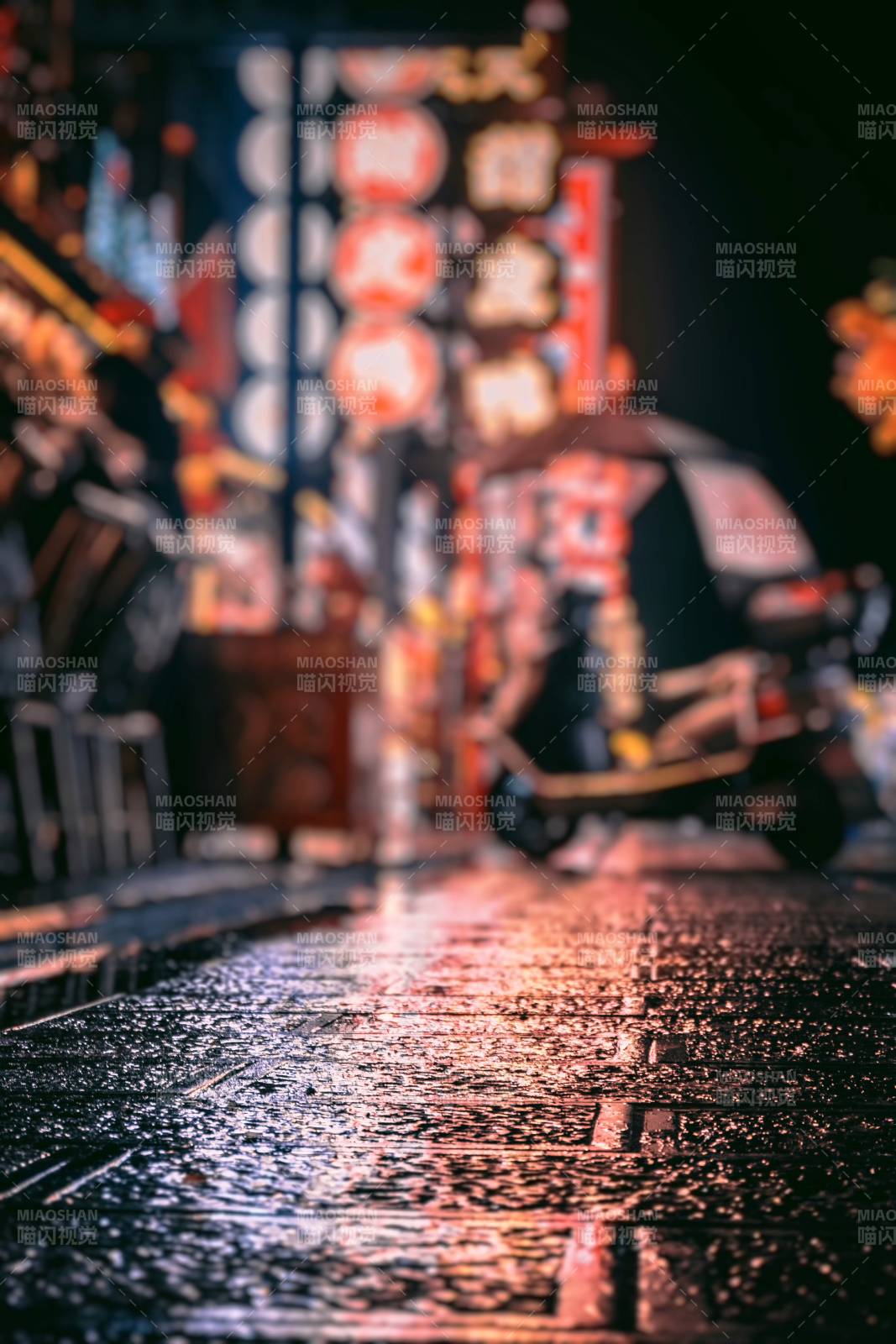 雨夜古街灯火图片