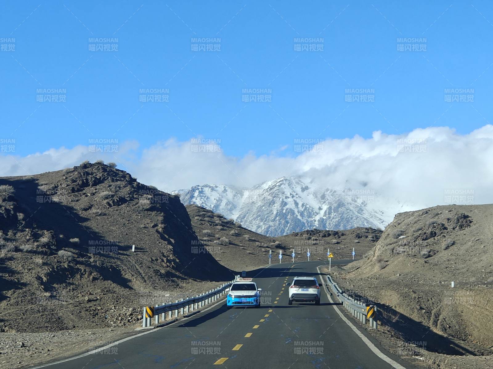 雪山公路行车图图片