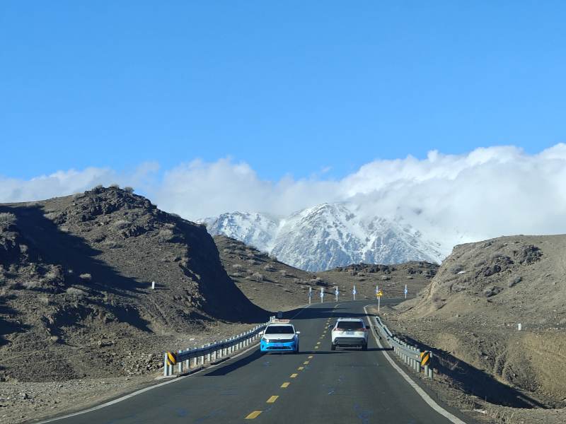 雪山公路行车图图片