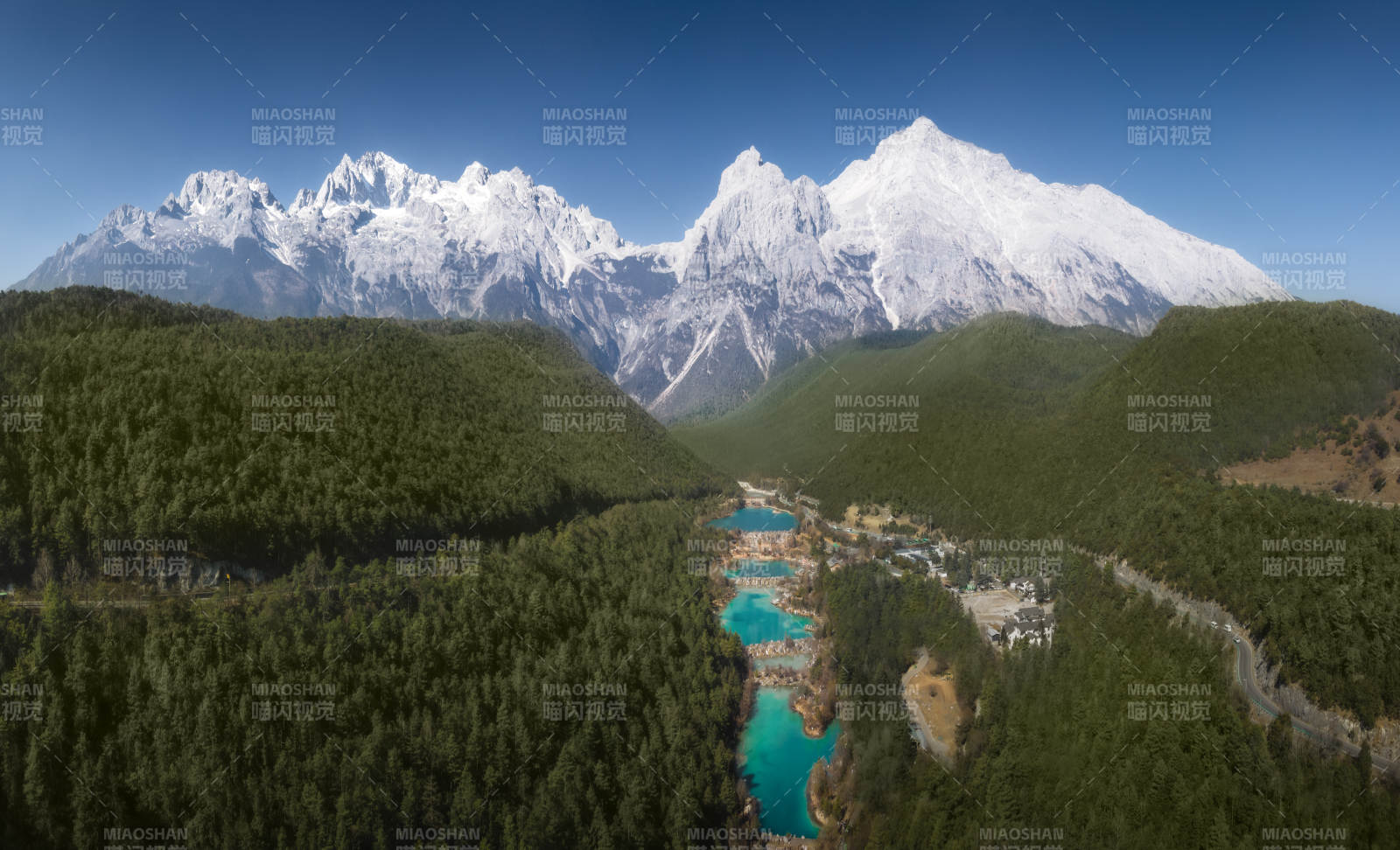 玉龙雪山蓝月谷碧湖映翠林图片