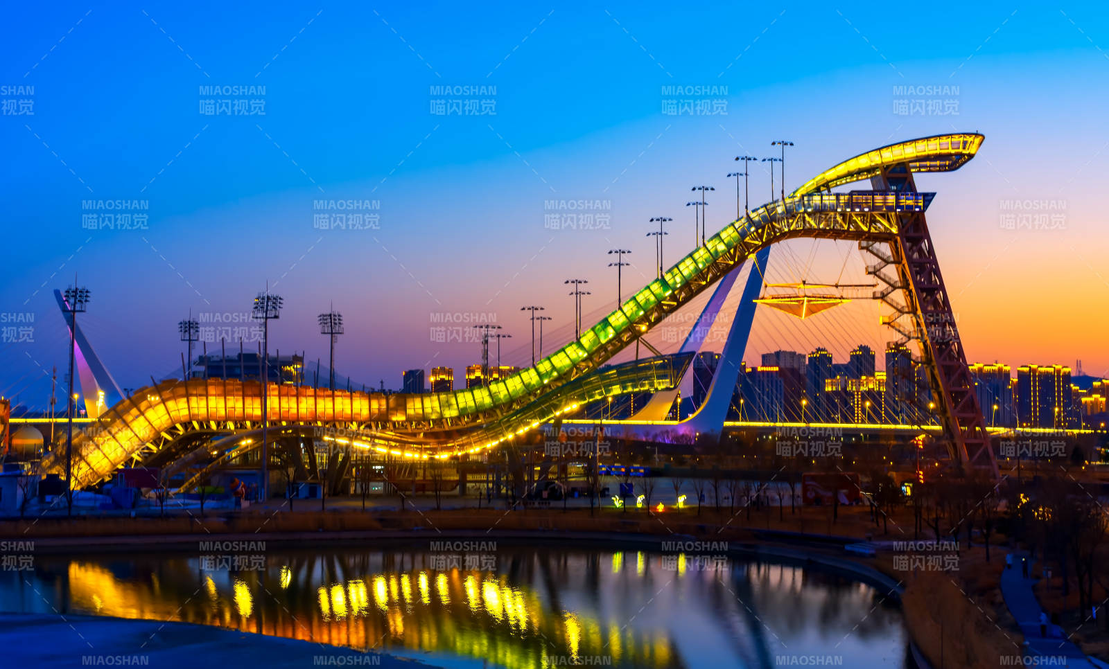 暮色中的滑雪大跳台图片