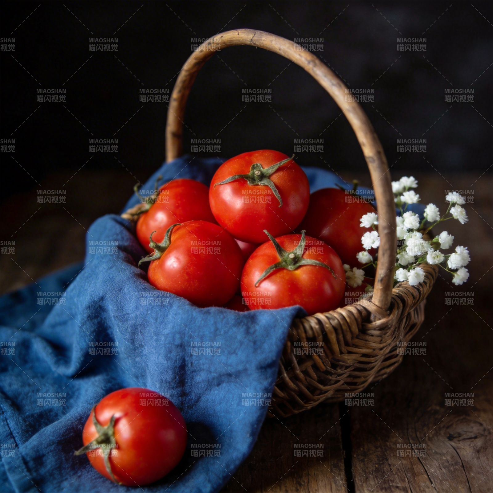篮中红番茄图片