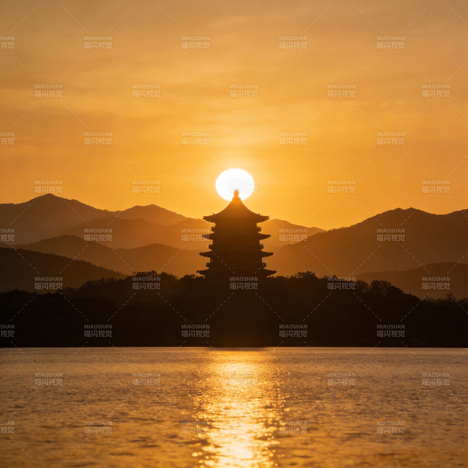 夕阳塔影湖光图片
