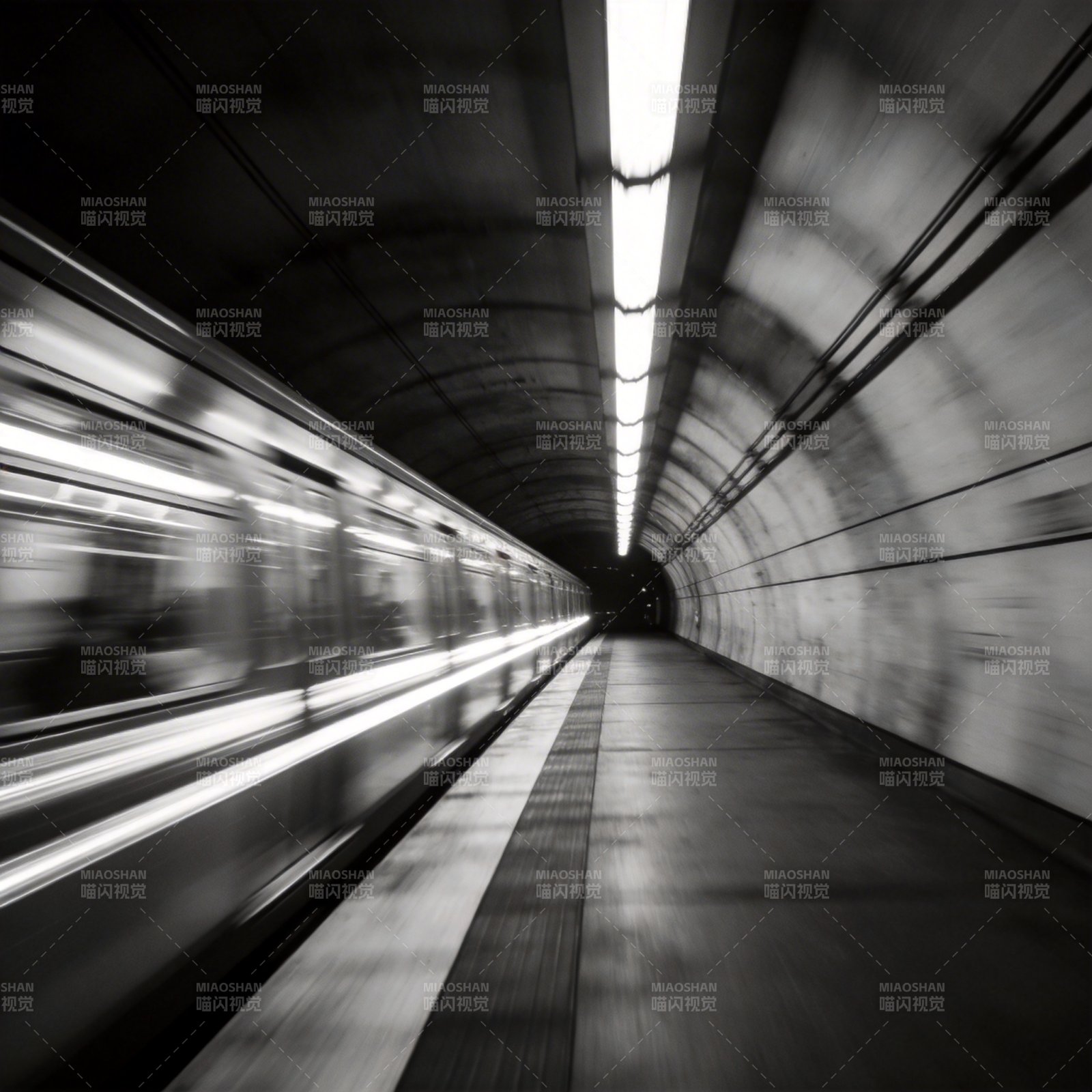 地铁隧道疾驰图片
