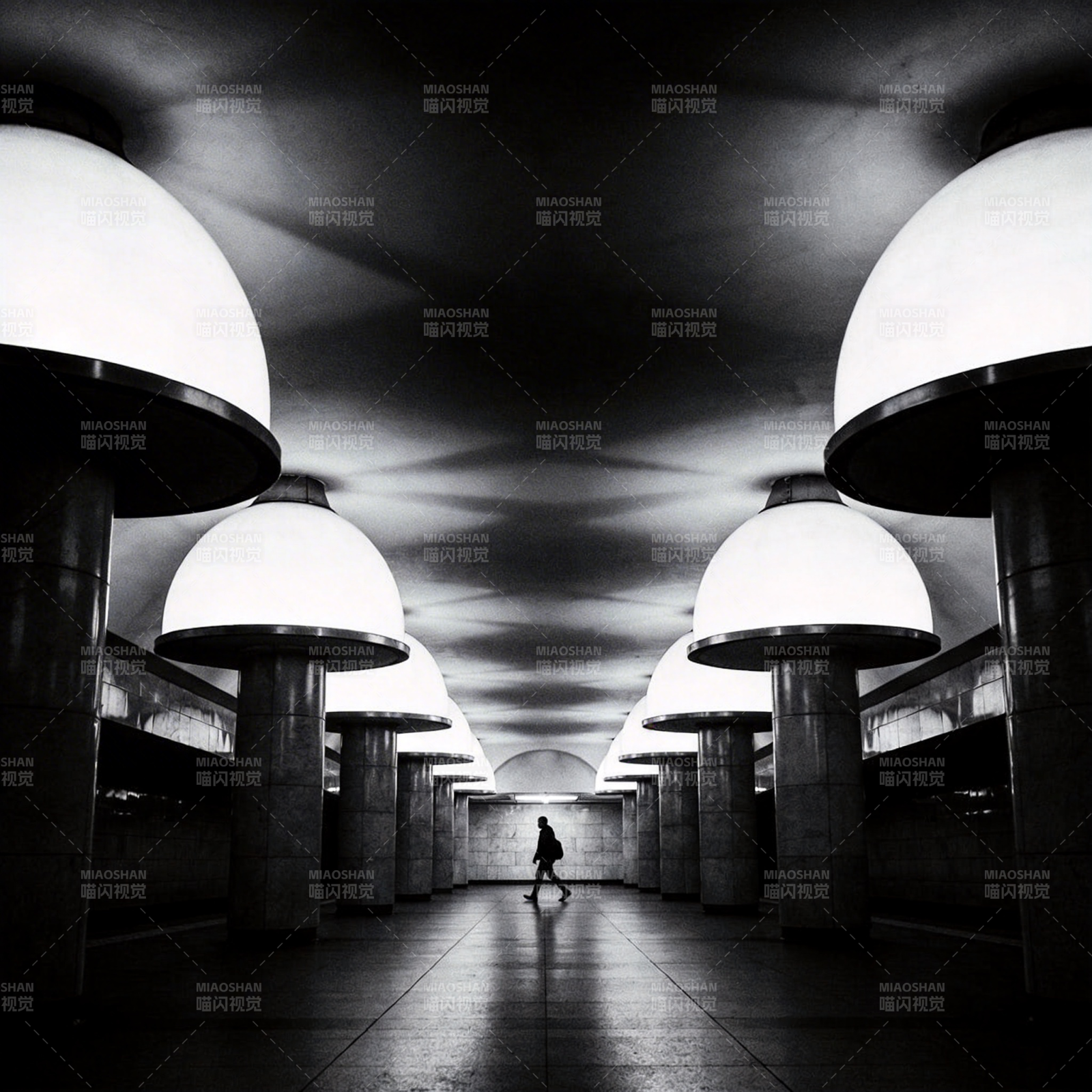 地铁深处的孤影图片