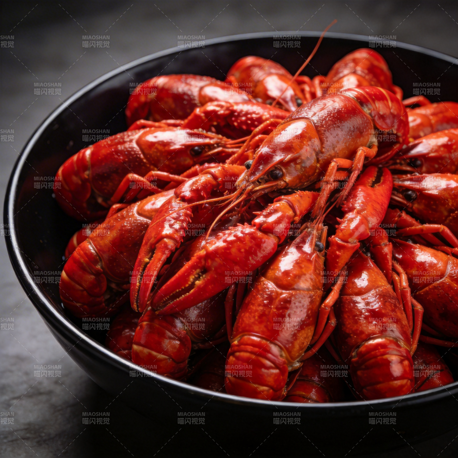 红亮小龙虾盛碗中图片