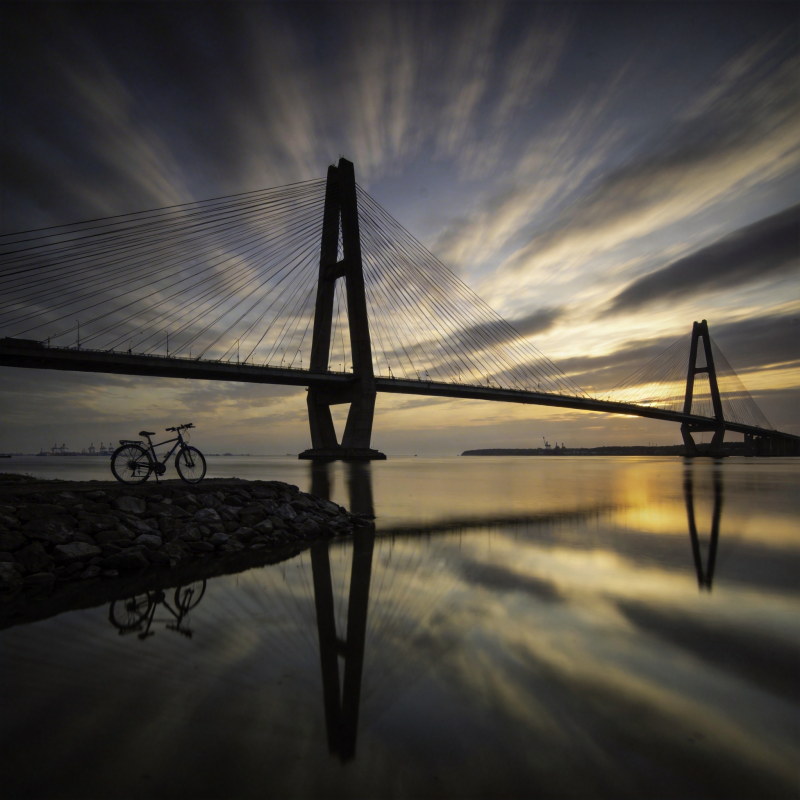 桥影夕照 单车静候图片