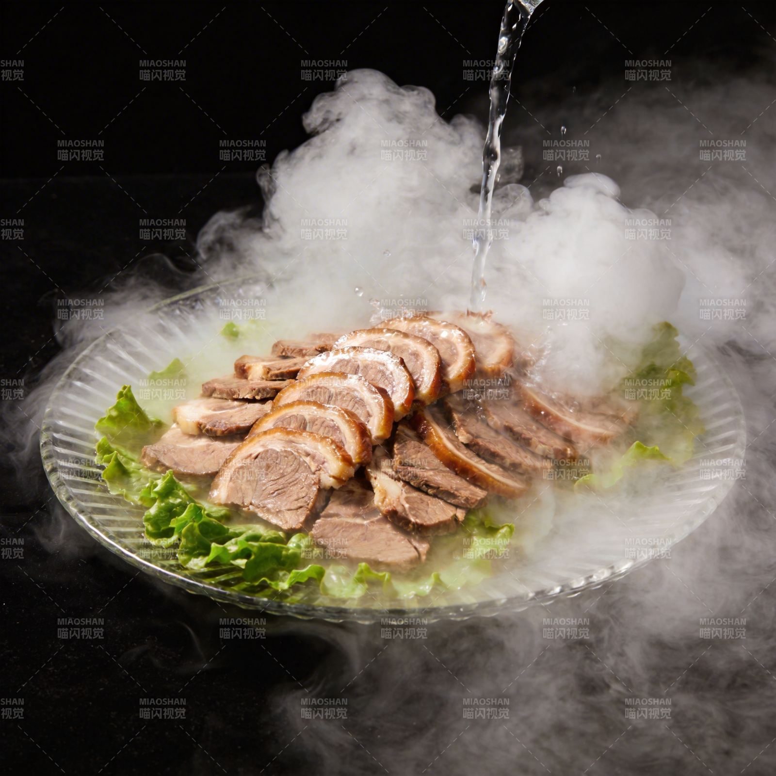 烟雾缭绕的烤肉图片