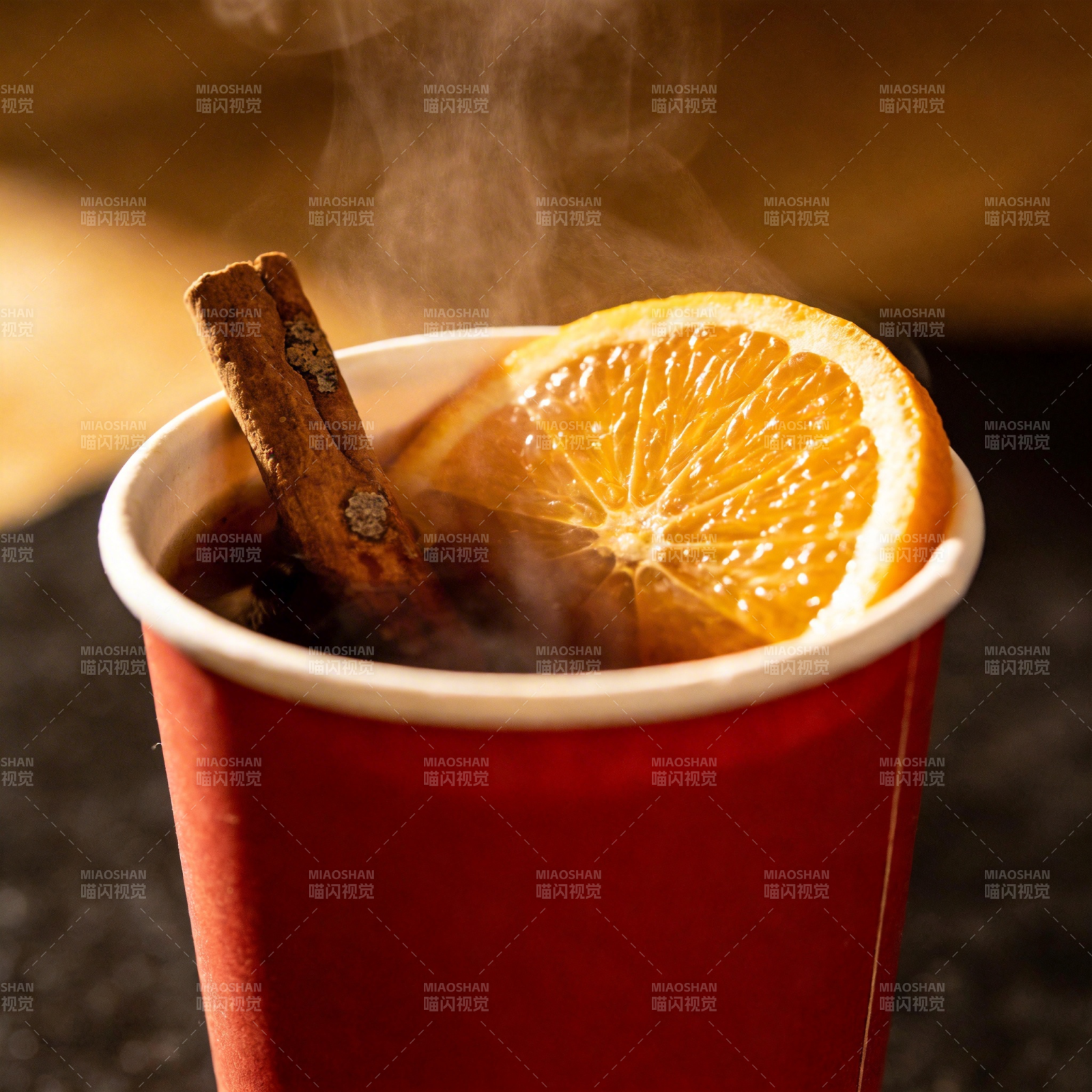 热红酒配橙片肉桂图片