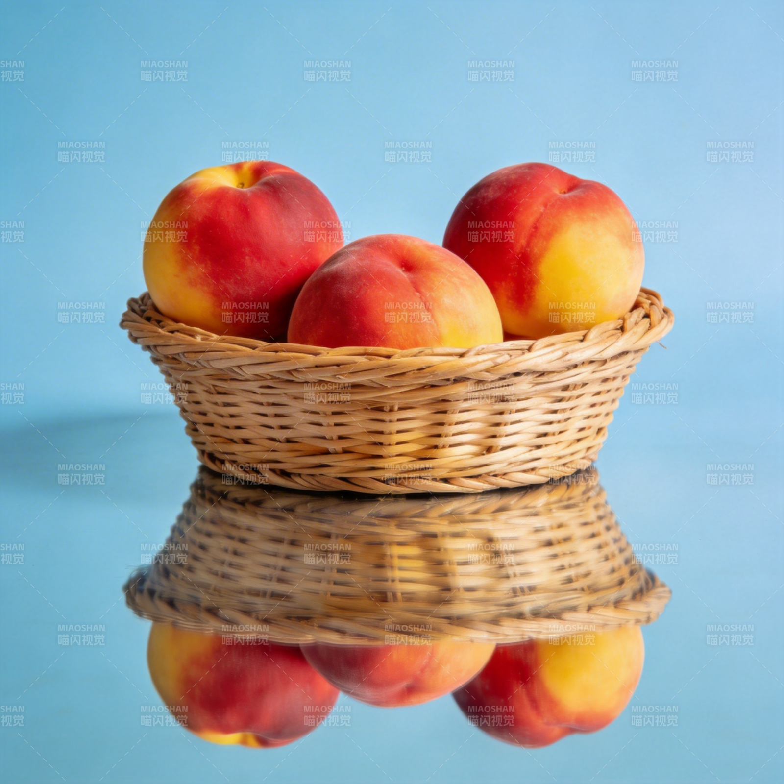 篮中桃子映蓝底图片