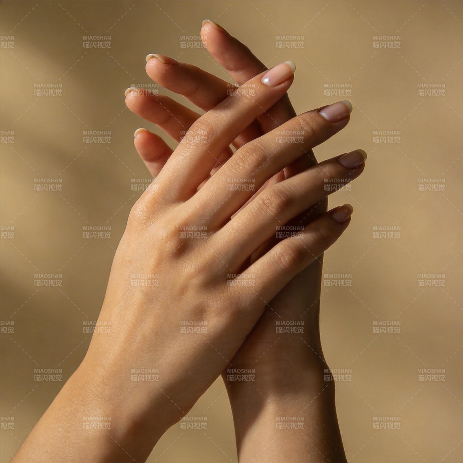 双手交叠 温柔相依图片