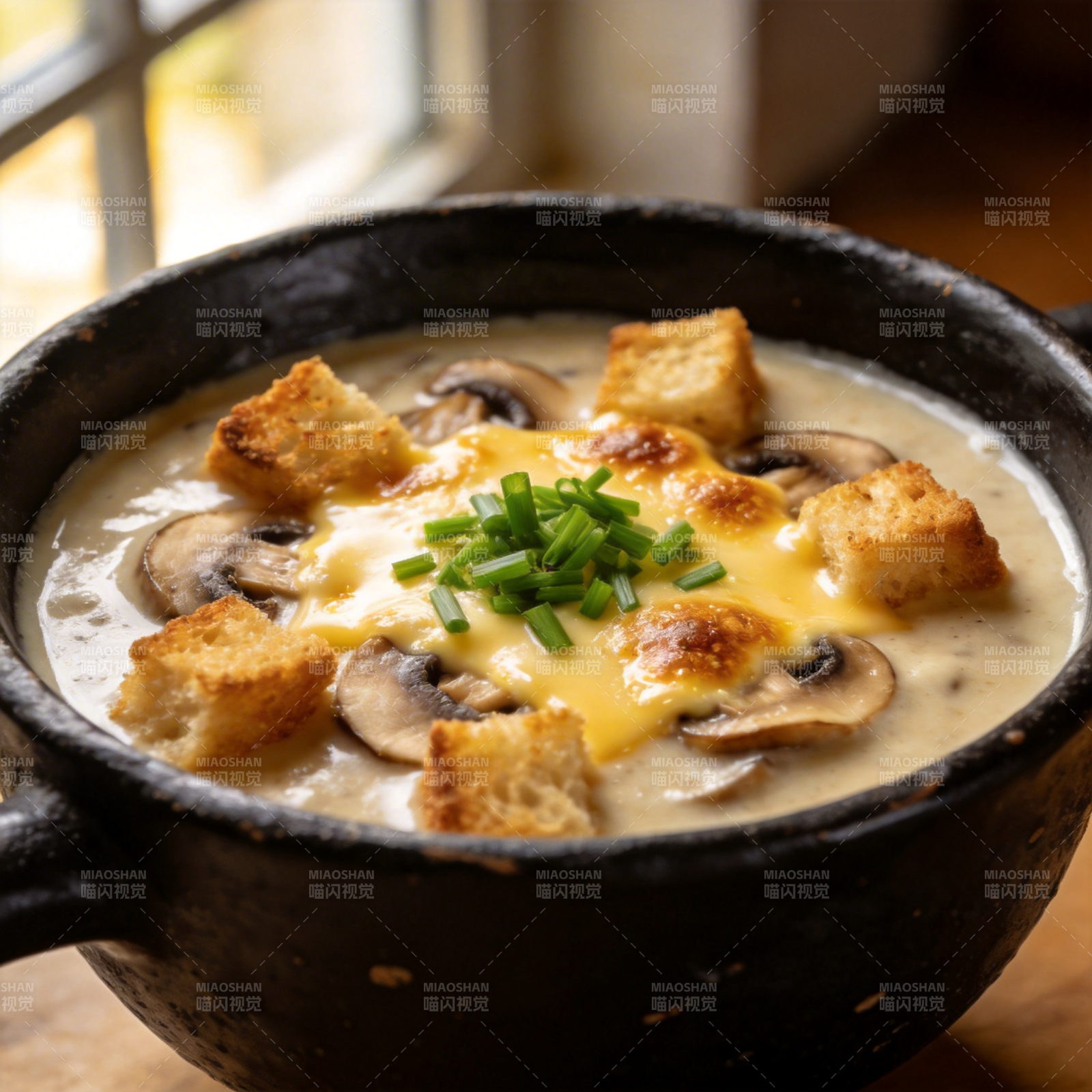 奶油菌菇汤配面包丁图片