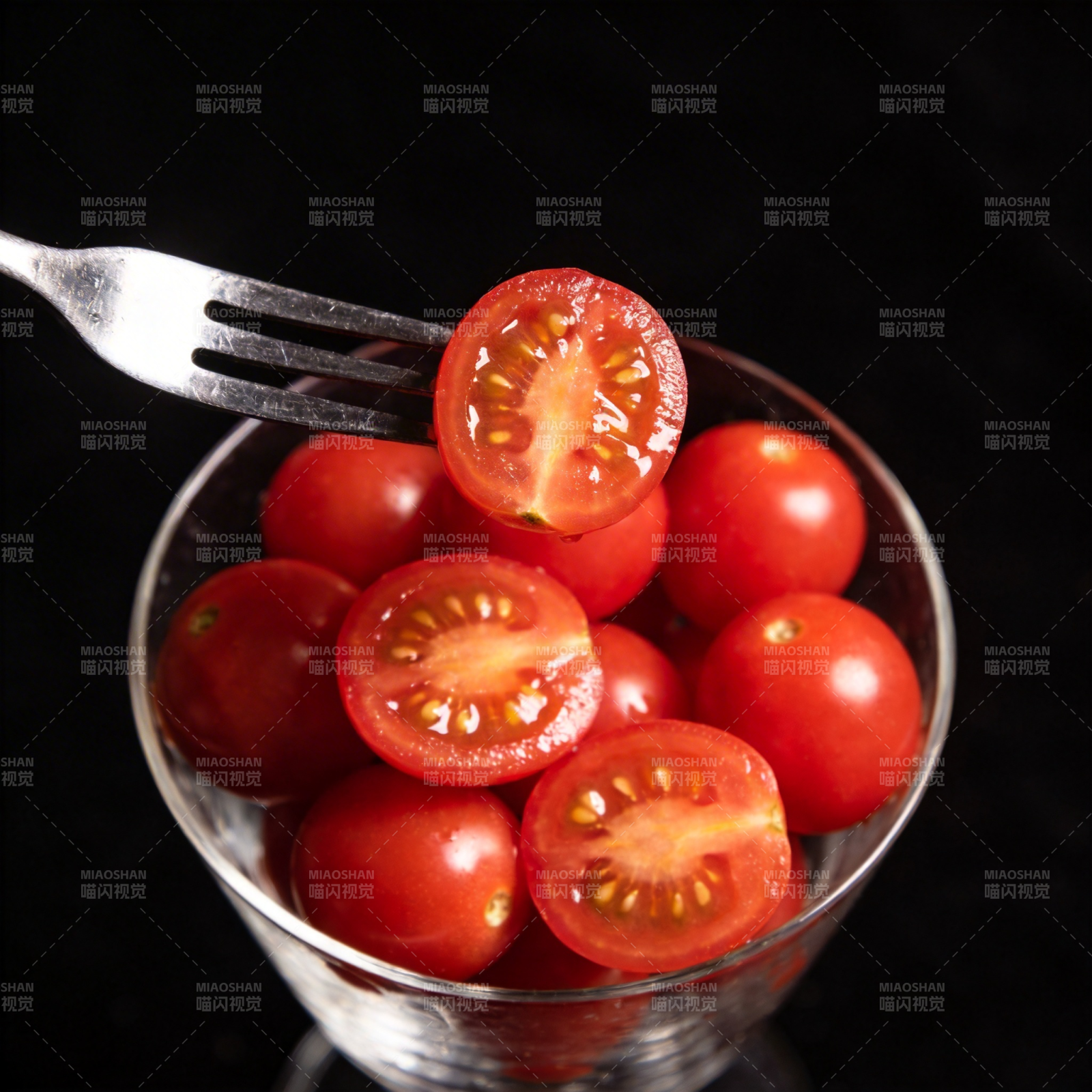 叉上樱桃番茄图片