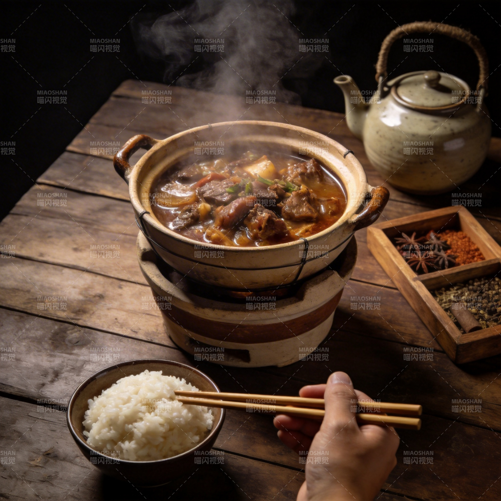 热腾腾的炖肉饭图片