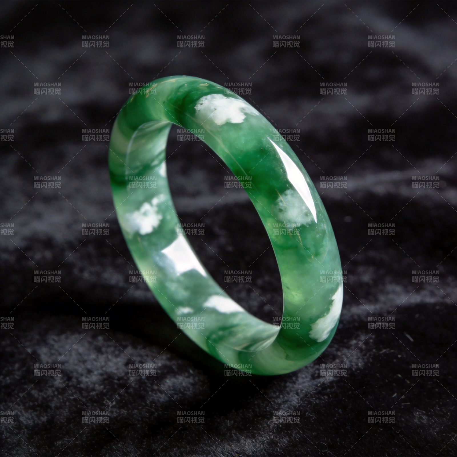 翠绿玉镯 温润如玉图片