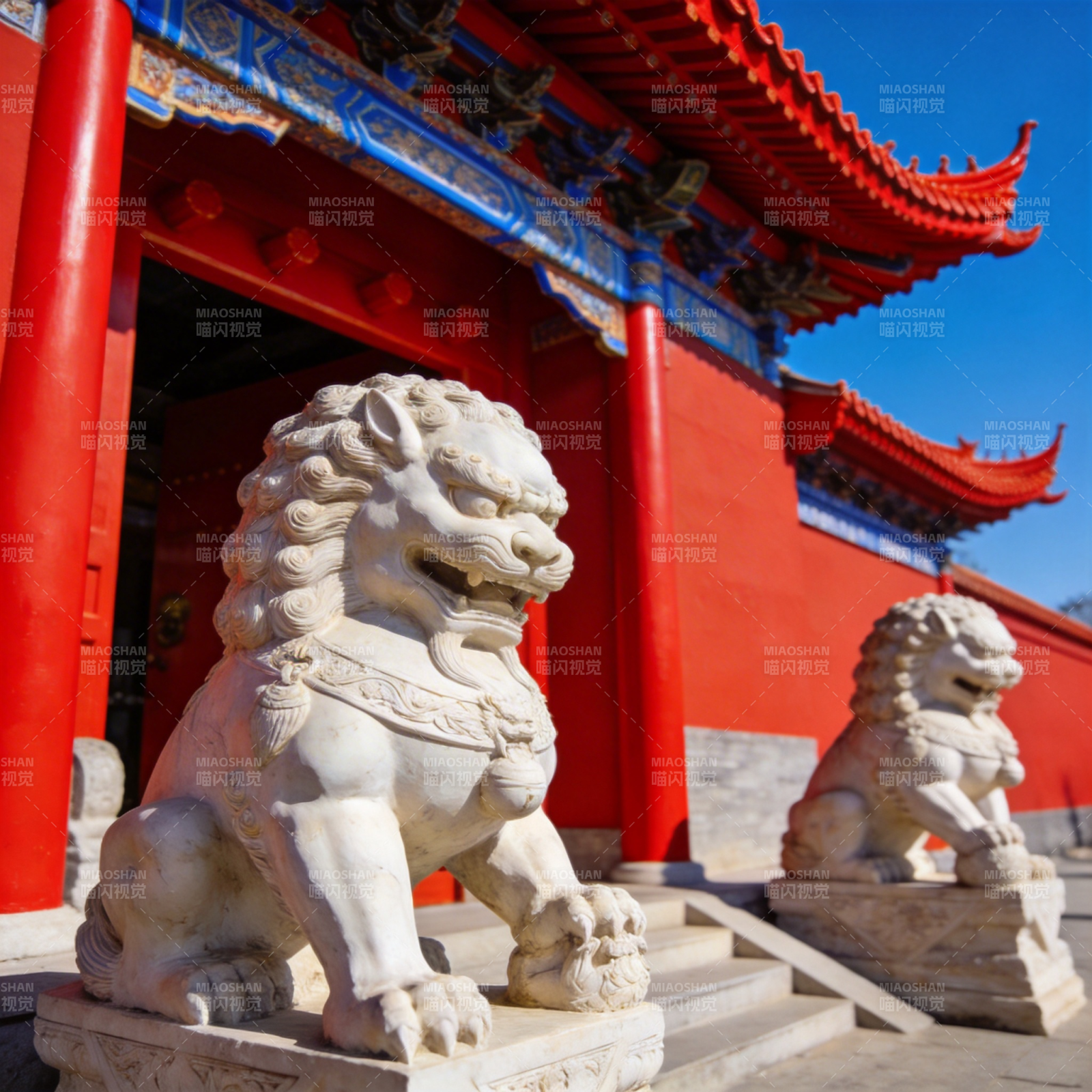 石狮守门 红墙映衬图片