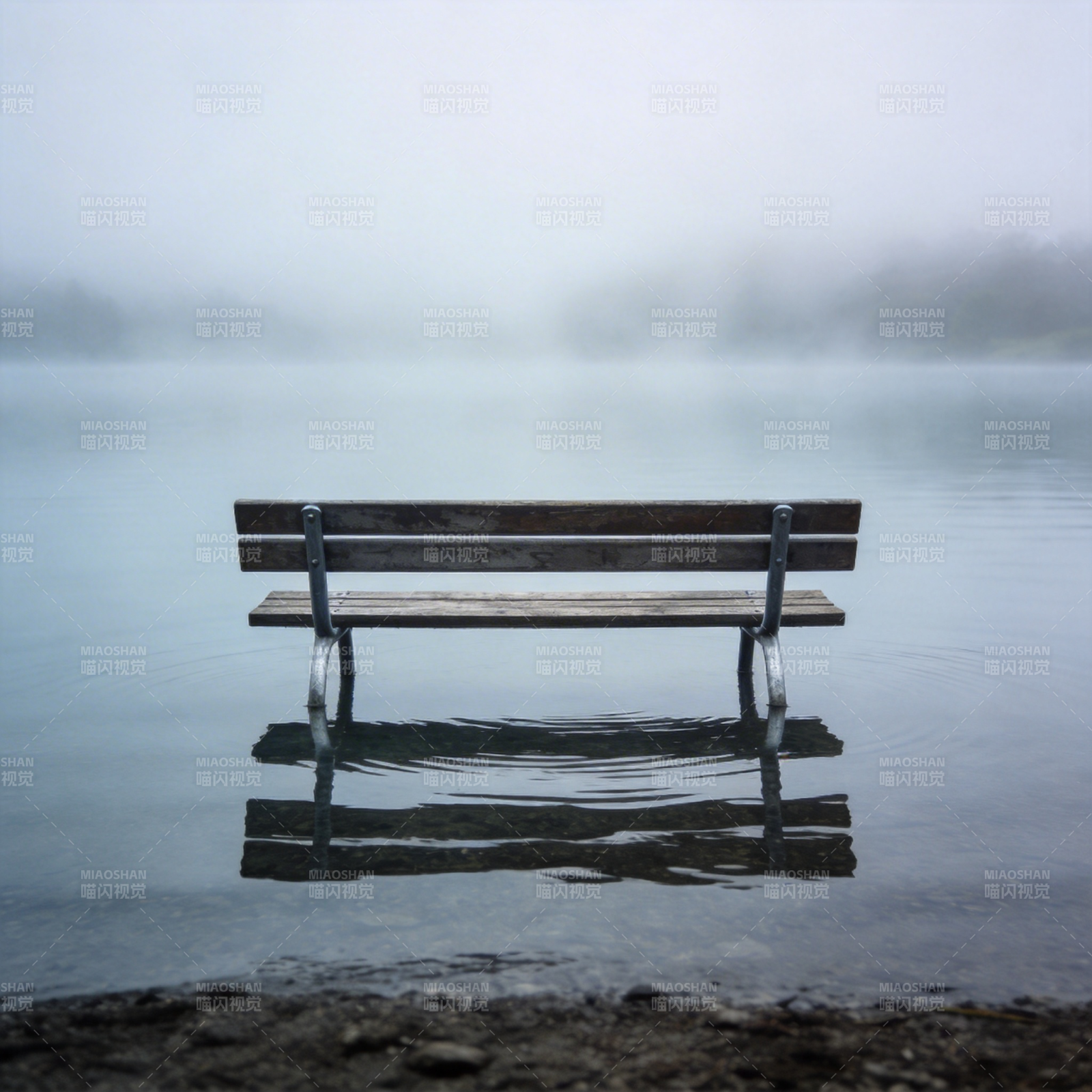 湖畔孤椅图片