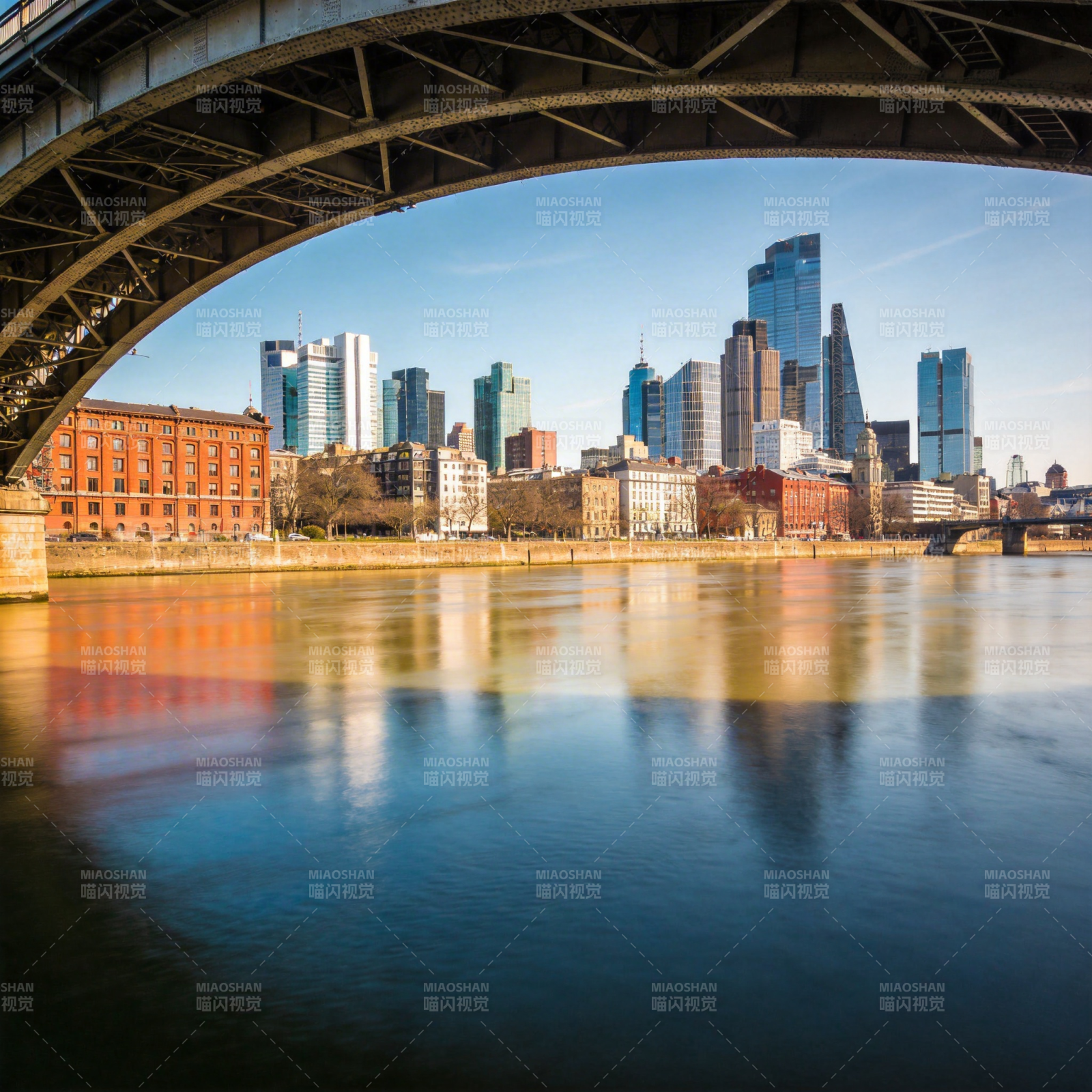 桥下城市倒影图片