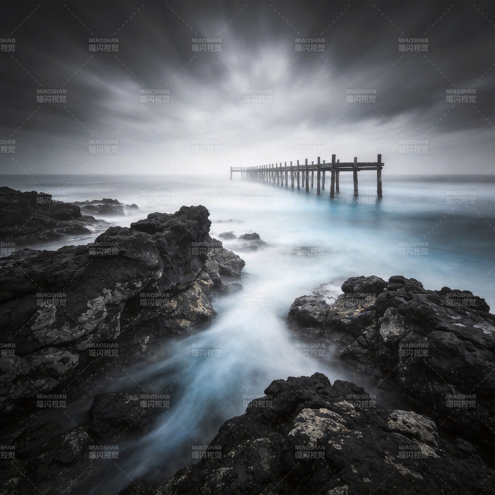 长桥入海 云雾缭绕图片