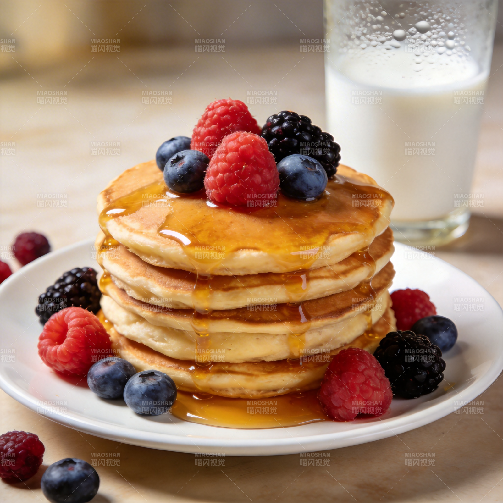 美味煎饼配浆果图片